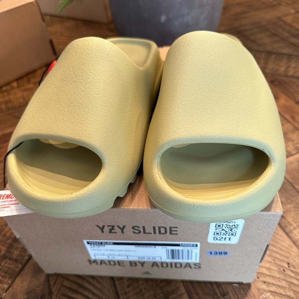 Yeezy Slides - Picture 3 of 3